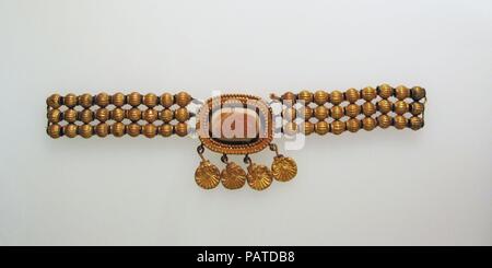 Collier avec Pendentifs Perles d'or et attachés à l'agate dans la case. Culture : le grec ?. Dimensions : d'autres éléments (59) : 2 × 7 5/16 in. (5,1 × 18,6 cm) Autres (poignée) : 1 × × 1 3/16 3/8 9/16 in. (3 × 0,9 × 3,9 cm) d'autres (4 palmettes) : 1/2 × 1/16 × 7/8 in. (1,3 × 0,2 × 2,2 cm) de diamètre (54 billes) : 1/4 × 5/16 in. (0,7 × 0,8 cm). Date : 5ème-4ème siècle B.C. ?. Musée : Metropolitan Museum of Art, New York, USA. Banque D'Images