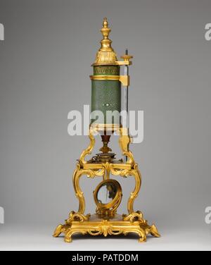 Microscope. Culture : français, Paris. Dimensions : Gr. H. 24-1/4 in. (61,6 cm) ; Gr. W. et D. 10-3/4 in. (27,3 cm). Bouilloire : éléments d'optique par Claude-Siméon Passemant (1702-1769). Date : ca. 1750. Les deux qualifications comme une œuvre d'art et comme un instrument scientifique, ce microscope composé est un exemple du mélange des intérêts artistiques et scientifiques pendant le milieu du dix-huitième siècle. Le microscope contient trois lentilles convexes dans son cylindre intérieur, qui s'insère dans un tube en bois recouvert de galuchat vert bleu (galuchat). Afin de regarder à travers le microscope, le fleuron d'ornement de la g Banque D'Images