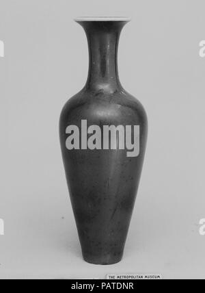 Vase. Culture : la Chine. Dimensions : H. 5 3/4 in. (14,6 cm). Musée : Metropolitan Museum of Art, New York, USA. Banque D'Images