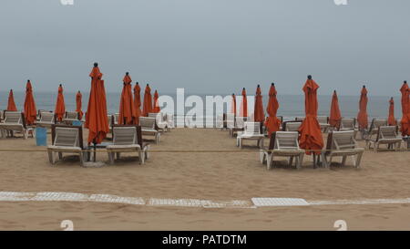 La plage d'Agadir, au Maroc, est l'une des plus belles plages du monde et s'étend sur plus de 7 km de côte de l'Atlantique à l'ouest le grand atlas Banque D'Images