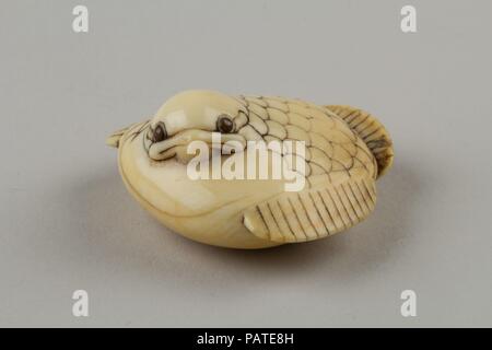 Netsuke d'une prune Sparrow. Culture : le Japon. Dimensions : H. 7/8 in. (2,2 cm) ; W. 1 3/4 in. (4,4 cm). Date : fin du 18e siècle. Musée : Metropolitan Museum of Art, New York, USA. Banque D'Images