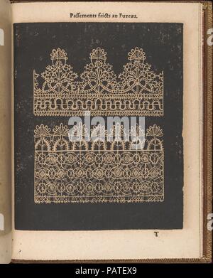 La pratique de l'aiguille, page 72 (recto). Auteur : Matthias Mignerak. Dédicataire : dédiée à Marie de Médicis (Florence 1575-1642 Colgne). Dimensions : hors tout : 9 1/4 x 7 1/16 in. (23,5 x 18 cm). Graveur : Titre par Pierre Firens (Français, né en 1641 à Paris). Editeur : Publié par Jean Le Clerc , Paris. Date : 1605. Écrit par Matthias, Mignerak page de titre gravé par Pierre Firens, Français, né en 1641 à Paris, dédiée à Marie de Médicis, Florence 1575-1642 Cologne, publié par Jean Le Clerc, Paris. De haut en bas, et de gauche à droite : Design composé de 2 frises de motifs de dentelle qui sont pr Banque D'Images