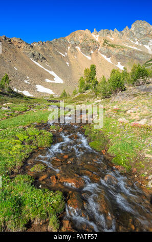 Cours supérieur de la rivière South pics ci-dessous de la racine du tabac montagnes près de mammouth, Montana Banque D'Images