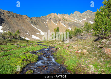 Cours supérieur de la rivière South pics ci-dessous de la racine du tabac montagnes près de mammouth, Montana Banque D'Images