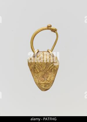 Pendentif en or sous la forme d'une tête de taureau. La culture chypriote :. Dimensions : L. 1 3/16 in. (3,1 cm). Date : ca. 1400-1050 av. J.-C.. La plupart des matières premières pour bijoux chypriotes sont venus de l'Est. L'or est devenu abondant dans la fin de l'âge du Bronze, lorsque la Syrie et l'Egypte ont été les principales sources. Ces boucles d'oreilles sont une création chypriote, un ornement en forme de tête de taureau. Musée : Metropolitan Museum of Art, New York, USA. Banque D'Images