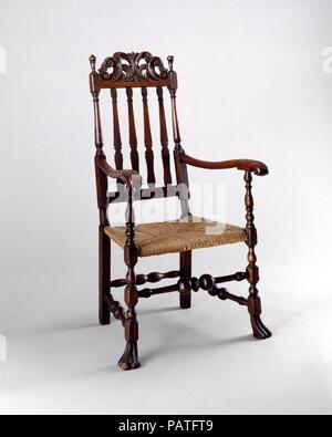 Bannister fauteuil. Culture : L'Américain. Dimensions : 44 x 23 1/2 x 22 1/2 in. (113 x 58,4 x 57,2 cm). Date : 1720-40. Le cimier sculpté sur rails haut de tall-retour William et Mary chaises donnait une aura de l'importance à la gardienne en fournissant un contexte de fioritures. La grande échelle et la verve de la sculpture sur ce fauteuil, avec sa centrale stylisée leafage et jouer de répéter C-morte, sont particulièrement efficaces. Musée : Metropolitan Museum of Art, New York, USA. Banque D'Images