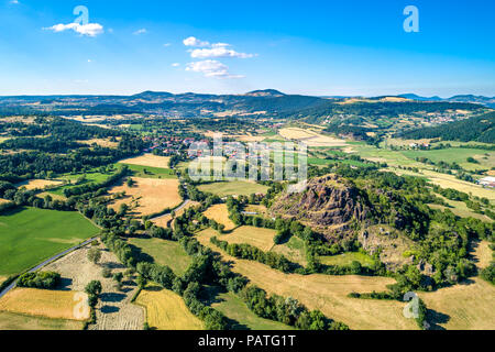 Paysage du Massif Central près de Le Puy-en-Velay. Une région des hautes en France Banque D'Images