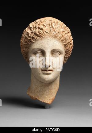 Tête de femme en terre cuite. Culture : grec, Tarentine". Dimensions : H. : 12 in. (30,5 cm). Date : fin 4ème siècle avant J.-C.. Cette tête en terre cuite met en valeur la maîtrise de l'art. Il coroplastic Tarentine" appartenait à une statue grandeur nature d'une déesse, soit d'une femme attendant- une statue funéraire commun type à la fin de l'époque classique. Musée : Metropolitan Museum of Art, New York, USA. Banque D'Images