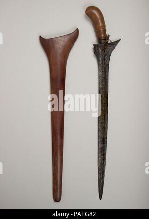 Kris avec gaine. Culture : javanais. Dimensions : L. avec fourreau 23 in. (58,4 cm) ; L. sans manteau 22 1/8 in. (56,2 cm) ; L. de blade 18 1/2 in. (47 cm) ; W. 4 in. (10,2 cm) ; WT. 14.2 oz. (402.6g) ; Wt. de la gaine 5.2 oz. (147,4 g). Date : 16ème-19ème siècle. Musée : Metropolitan Museum of Art, New York, USA. Banque D'Images