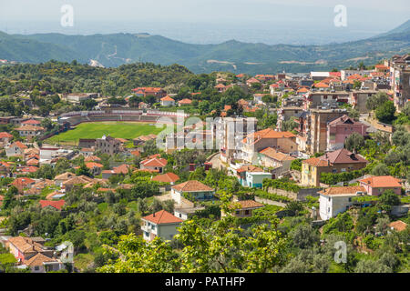 Kruja, Albanie- 24 juin 2014 : La vue de Kruja château de vieille ville de belle journée ensoleillée. Situé dans le centre-ville près de Tirana en Albanie. Banque D'Images