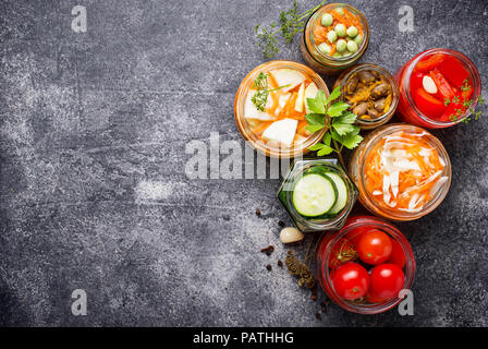Les aliments fermentés. Conserves de légumes en bocaux Banque D'Images