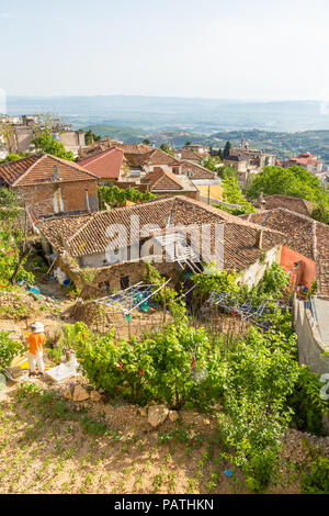 Kruja, Albanie- 24 juin 2014 : La vue de Kruja château de vieille ville de belle journée ensoleillée. Situé dans le centre-ville près de Tirana en Albanie. Banque D'Images