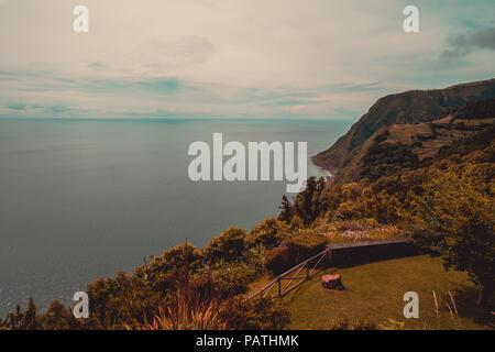 Ponta do Sossego est un viepoint situé dans le Nordeste de l'île de Sao Miguel, Açores. La côte sud-est est magnifique avec des paysages spectaculaires. Banque D'Images