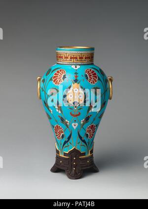 Vase. Culture : British. Designer : Christopher Dresser (britannique, Glasgow, Écosse 1834-1904 Mulhouse). Dimensions : hors tout (confirmé) : 9 7/8 x 5 7/8 x 5 9/16 in. (25,1 × 14,9 × 14,1 cm). Manufacture : Minton(s) (British, Stoke-on-Trent, 1793-présent). Date : ca. 1867. Ce vase est un exemple de Christopher Dresser d'inspiration asiatique du '134' en cloisonné ware. Musée : Metropolitan Museum of Art, New York, USA. Banque D'Images