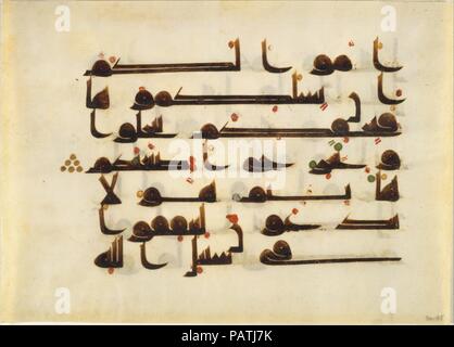 Folio à partir d'un Coran manuscrit. Dimensions : H. 13 1/8 in. (33,32 cm) W. 9 3/8 in. (23,8 cm). Date : fin 21ème-début 10ème siècle. Comme beaucoup de Coran folios, celui-ci est écrit sur parchemin à l'encre noire avec une large-nibbed reed stylo. Les lettres de forme allongée dans le sens horizontal que l'on voit ici sont caractéristiques de Qur'ans coufique sur parchemin, et sont pensées pour être une réponse à la page format rectangulaire. Le script angulaire est animée par la rondeur de plusieurs lettres qui ressemblent à de gros points noirs, leurs espaces intérieurs presque réduit à une tapisserie. Le rouge et les points verts indiquent la voyelle Banque D'Images