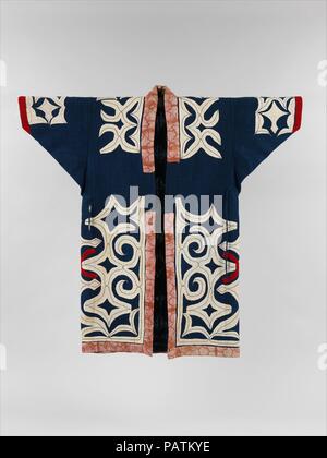 Robe Ainu. Culture : le Japon. Dimensions : hors tout : 48 1/4 x 50 1/2 in. (122,6 x 128,3 cm). Les populations autochtones de Hokkaido et les îles adjacentes, dans le nord du Japon, ainsi que de les Kouriles et Sakhaline dans l'ex-URSS, sont connues sous le nom d'ainu. L'origine de l'Ainu est incertain, et leur teint clair, les barbes, et d'abondants cheveux noirs ondulés, les distinguer des Japonais. Après la restauration de Meiji en 1868, les Aïnous ont été contraints de passer de la chasse, la pêche et la cueillette à l'agriculture et de la pêche commerciale, et parce que des mariages mixtes avec les Japonais, le Banque D'Images