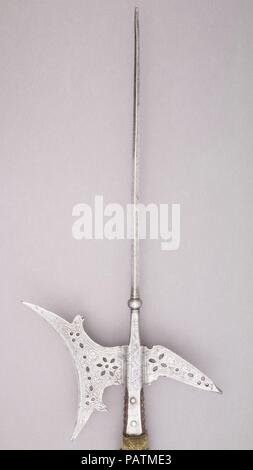 Hallebarde. Culture : l'allemand ou le français. Dimensions : L. 9 ft. 7 in. (292,1 cm) ; L. de têtes 26 1/2 in. (67,3 cm) ; W. 13 in. (33,1 cm) ; WT. 5 lbs 10 oz. (2551 g). Date : 1550-1600). Musée : Metropolitan Museum of Art, New York, USA. Banque D'Images