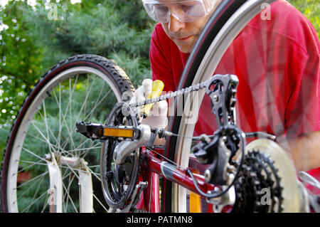 L'homme est la réparation du vélo. Entretien saisonnier et le réglage d'un dérailleur de vélo. Banque D'Images