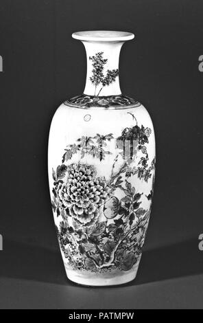 Vase. Culture : la Chine. Dimensions : 10 1/8 x 4 3/8 in. (25,7 x 11,1 cm). Musée : Metropolitan Museum of Art, New York, USA. Banque D'Images