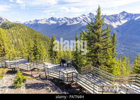 Les touristes à profiter de la vue depuis le sommet du mont Sulphur promenade dans les montagnes Rocheuses, Banff, Alberta, Canada Banque D'Images