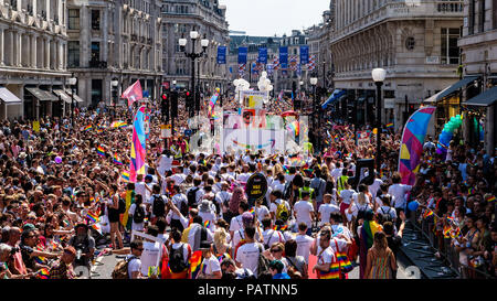 La fierté de Londres Parade fait son chemin vers le bas de Regents Street par des foules immenses le samedi 7 juillet 2018 Banque D'Images
