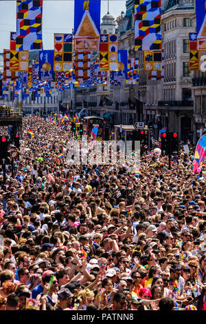 La fierté de Londres Parade fait son chemin vers le bas de Regents Street par des foules immenses le samedi 7 juillet 2018 Banque D'Images