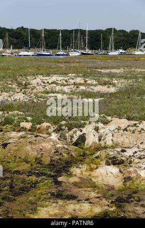 Marée basse thorley Brook River Yar et lointain de l'île de Wight Yarmouth bateaux Hampshire Banque D'Images