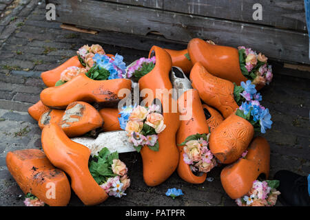 Sabots néerlandais remplis de fleurs Banque D'Images