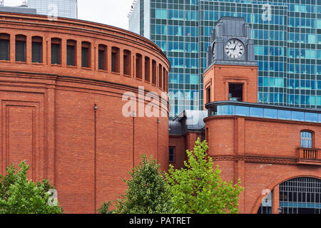 Des bâtiments avec Stary Browar un tour de l'horloge et façade d'un immeuble de bureaux modernes à Poznan Banque D'Images