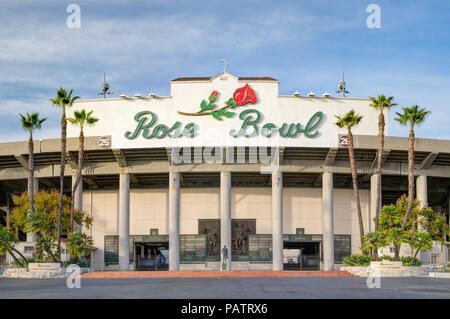 PASADENA, CA/USA - 7 janvier 2018 : Rose Bowl Stadium et le logo. Le Rose Bowl est un stade d'athlétisme en plein air des États-Unis. Banque D'Images