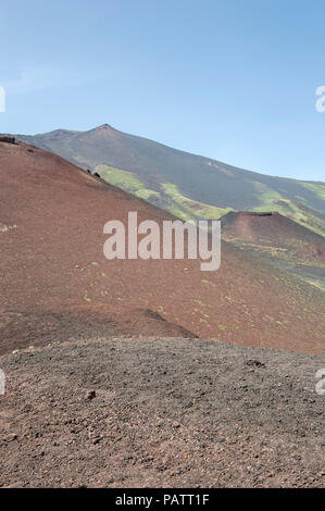 La vue depuis le Rifugio Sapienza, un arrêt sur l'ascension au sommet du mont Etna en Sicile. Banque D'Images