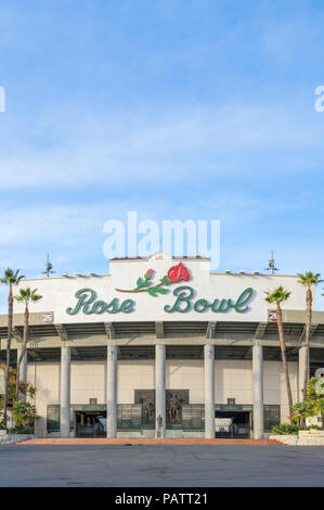 PASADENA, CA/USA - 7 janvier 2018 : Rose Bowl Stadium et le logo. Le Rose Bowl est un stade d'athlétisme en plein air des États-Unis. Banque D'Images