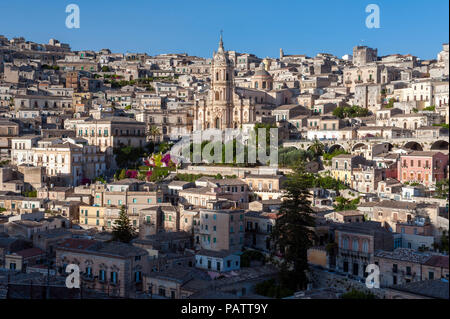 Une vue de la cathédrale St George et la ville médiévale de Modica, une ville classé au Patrimoine Mondial de l'UNESCO en Sicile. Banque D'Images