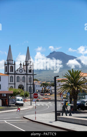 Avis de Igreja de Santa Maria Madalena Madalena dans l'Église, de l'embarcadère à Horta et le mont Pico derrière, Madalena, île de Pico, Açores, Portugal Banque D'Images