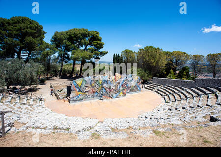 Le théâtre grec dans les ruines d'Akrai, un vaste site archéologique sur la colline à Palazzolo Acreide en Sicile. Banque D'Images
