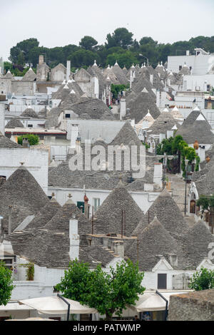 La petite ville unique Sud Italia Alberobello avec pierres antient maisons coniques trullo, destination touristique, région des Pouilles près de Bari Banque D'Images