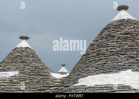 La petite ville unique Sud Italia Alberobello avec pierres antient maisons coniques trullo, destination touristique, région des Pouilles près de Bari Banque D'Images