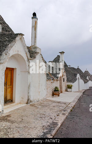 La petite ville unique Sud Italia Alberobello avec pierres antient maisons coniques trullo, destination touristique, région des Pouilles près de Bari Banque D'Images