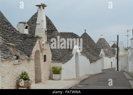 La petite ville unique Sud Italia Alberobello avec pierres antient maisons coniques trullo, destination touristique, région des Pouilles près de Bari Banque D'Images