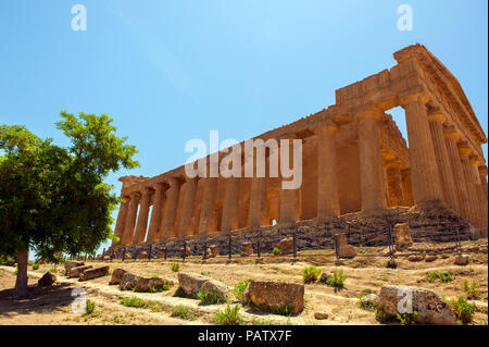 Les touristes au Temple of Concordia dans la Vallée des Temples, un site archéologique de la Grèce antique à l'extérieur d'Agrigente dans le sud de la Sicile. Banque D'Images