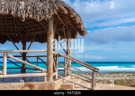 Lieu de détente sur la plage, d'un belvédère ou bungalow au toit de chaume sur la plage des Caraïbes Banque D'Images