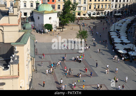 Vue sur le toit à la recherche vers le bas sur les touristes profiter de vos repas et boissons sous le soleil Parasols, Main Square, Cracovie, Pologne, Europe. Banque D'Images