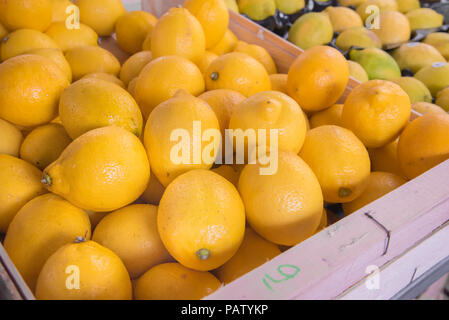 Un affichage des citrons juteux frais sur une caisse en bois, à un marché d'alimentation, Biarritz, France. Banque D'Images