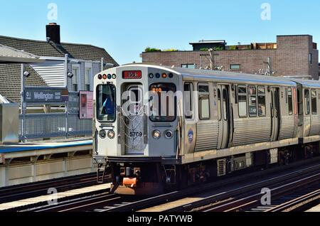 Chicago, Illinois, USA. Un CTA ligne rouge du train passant l'avenue Wellington Station. Banque D'Images