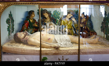 Porto, Portugal - 4 mars 2015 - à l'image du XIX siècle de Jésus mort situé dans l'un des autels latéraux (Notre Dame des Douleurs) de la belle Santo Un Banque D'Images