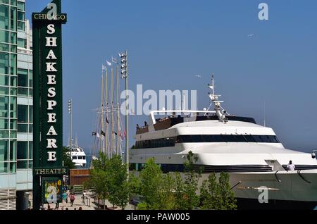 Chicago, Illinois, USA. Le Navy Pier, l'attraction numéro un de la ville qui attire les résidents que par les touristes, surtout pendant les mois chauds. Banque D'Images