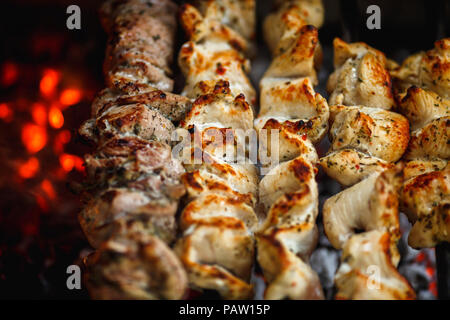 Barbecue brochettes ou grillés sur le grill viande grillée. Banque D'Images