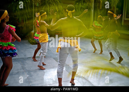 Groupe traditionnel habillé représentant les différents styles de danse présents dans les Caraïbes colombiennes Banque D'Images