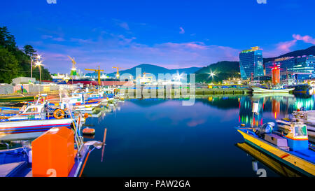 Belle vue sur port Okpo à nuit, la Corée du Sud. Banque D'Images