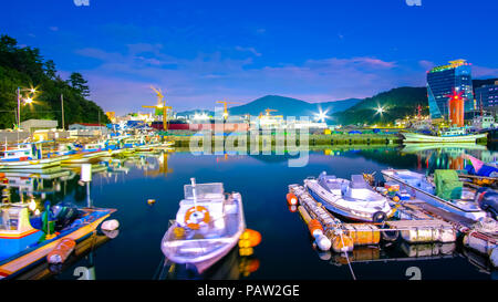 Belle vue sur port Okpo à nuit, la Corée du Sud. Banque D'Images